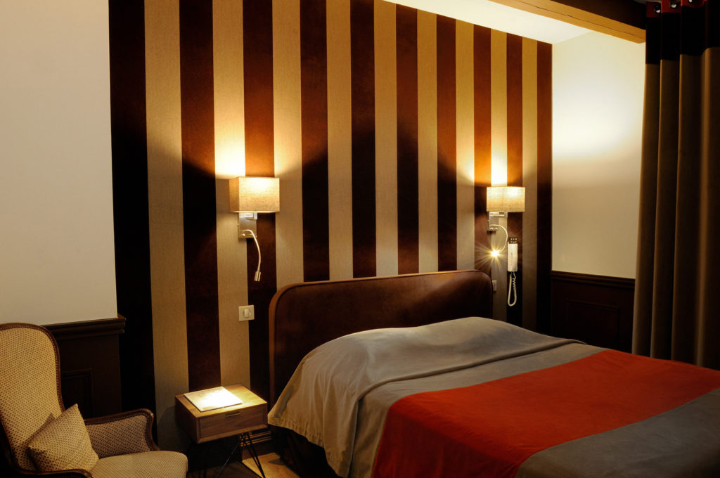 Photographie de design intérieur d'une chambre d'hôtel en ambiance nuit.