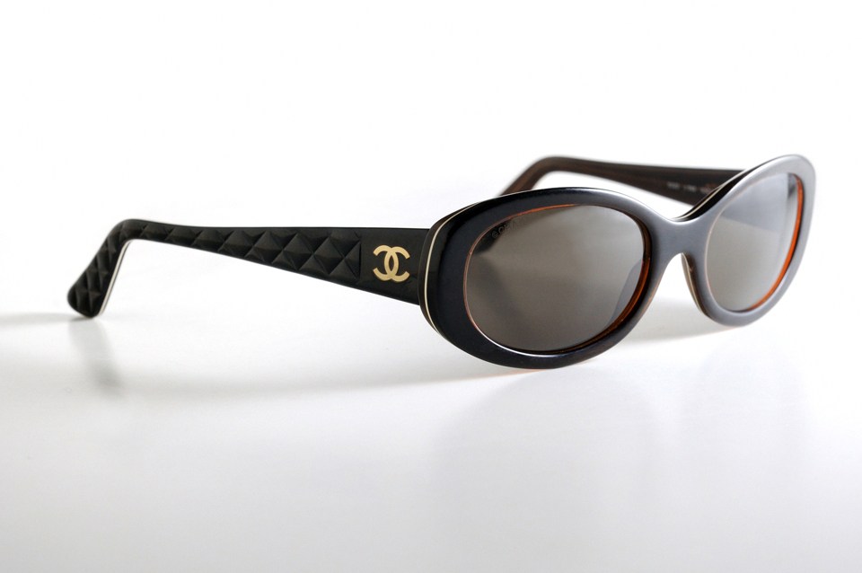 Photographie packshot de lunettes de soleil de marque Chanel par Pierre Pointeau, photographe freelance