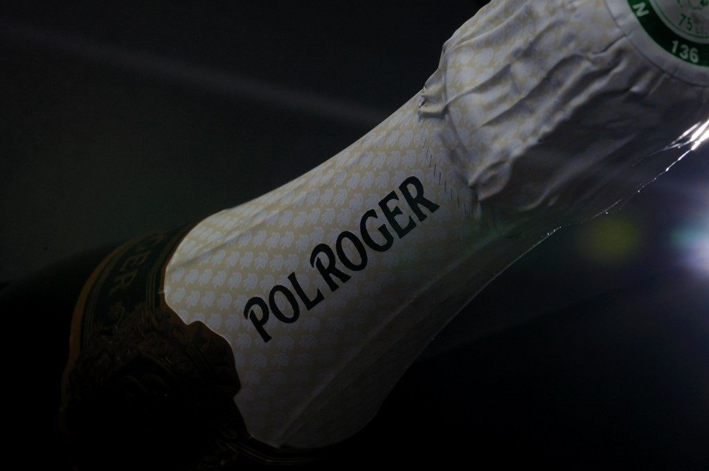 Photographie d'un détail de bouteille de champagne Pol Roger Portrait institutionnel d'un homme par Pierre Pointeau, photographe freelance
