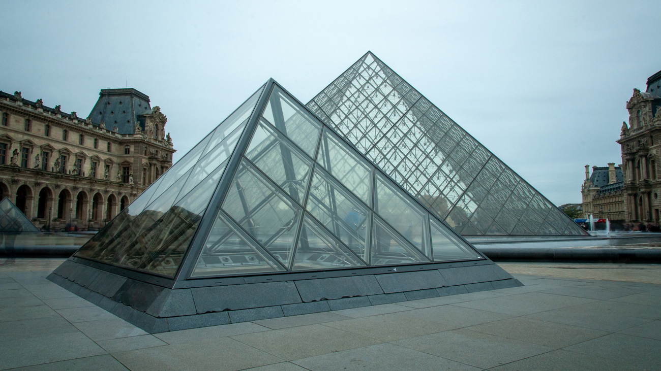 Photo des pyramides du Louvre, à Paris.